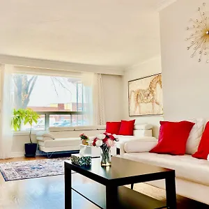 Guest house Sunny House - Main Floor, Free Parking, In, Toronto